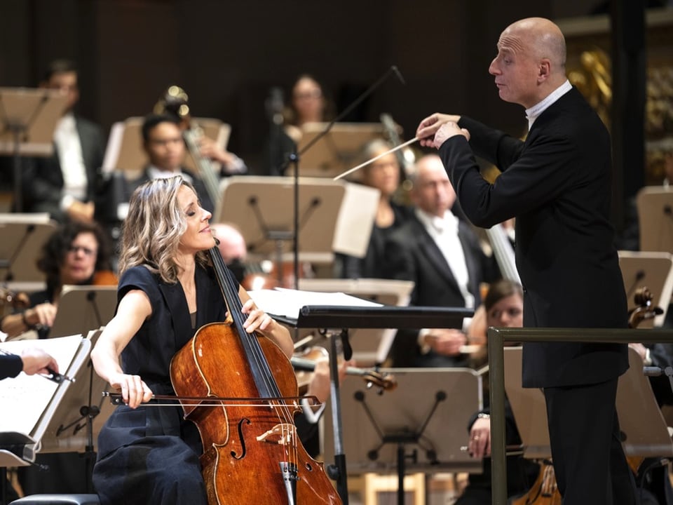 Die Cellistin Sol Gabetta im Konzert, neben ihr der Dirigent.