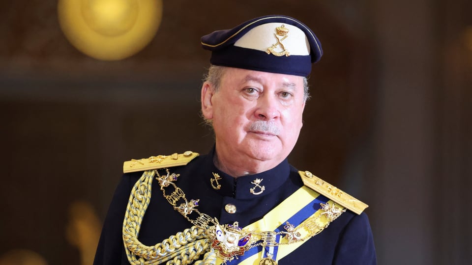  Sultan Ibrahim Iskandar blickt in die Kamera.