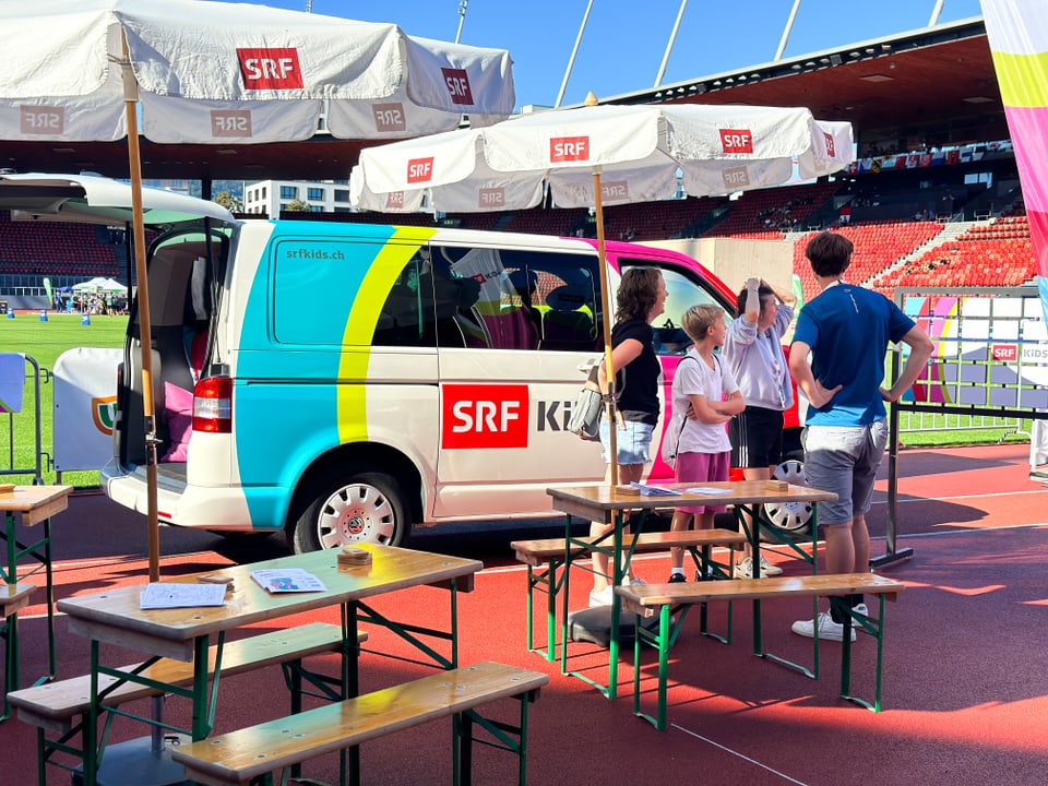 SRF Kids Bus und Menschen