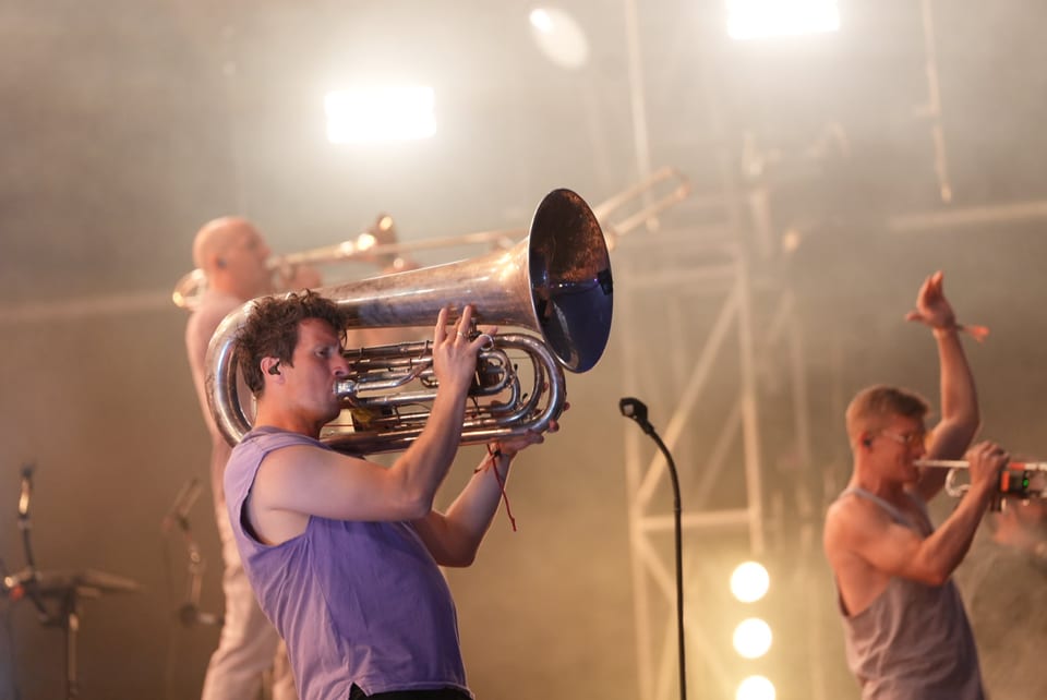 Musikband mit Tuben und Trompeten auf der Bühne am Open Air Lumnezia 2024