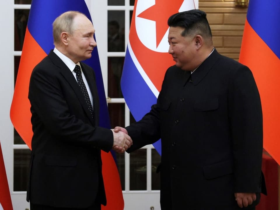 Putin und Kim schütteln sich die Hände. 
