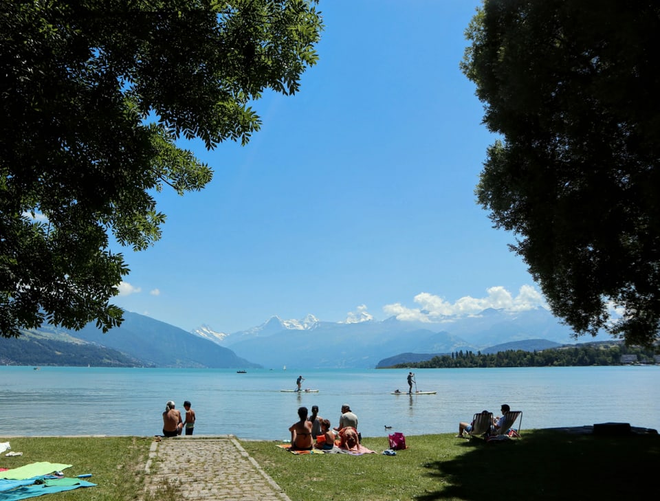 Strand vor See und blauer Himmel.