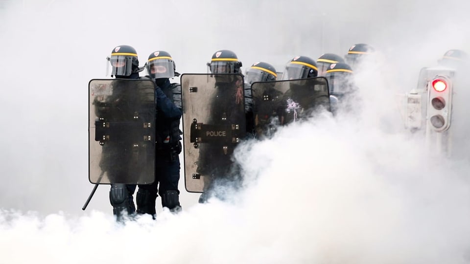 Polizei im Tränengasnebel.