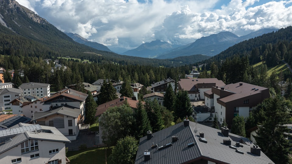 Über den Dächern von Clois mit Bergpanorama