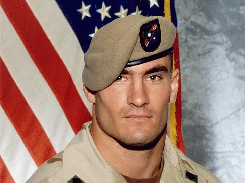 Porträt von Pat Tillman in Armeeuniform.