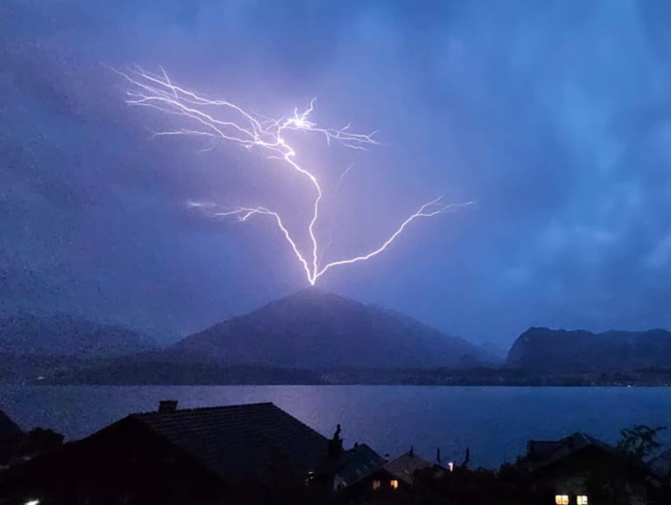 Blitze über Berg und See
