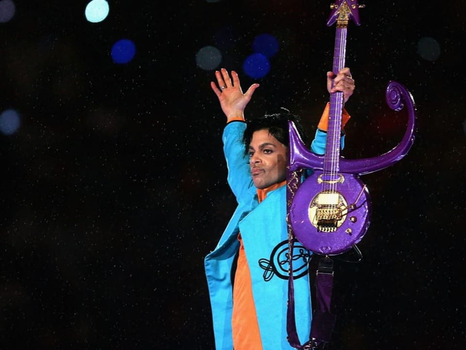 Prince mit seiner Love-Symbol-Gitarre