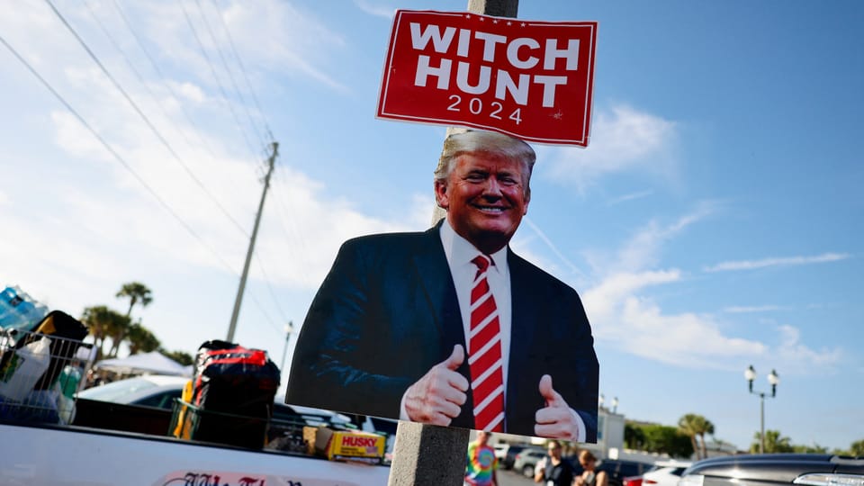 Pappschild von Donald Trump mit 'Witch Hunt 2024' Schild.