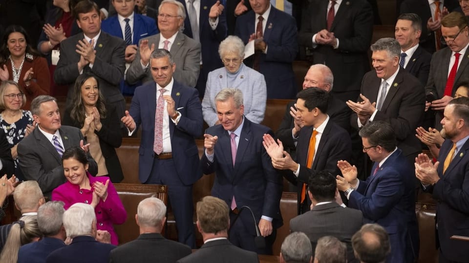 Symbolbild: Republikaner stehen um den neuen Speaker Kevin McCarthy.