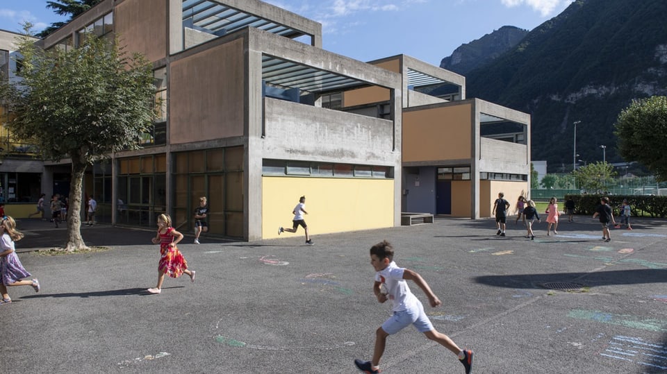 Ein Schulhof mit spielenden Kindern.