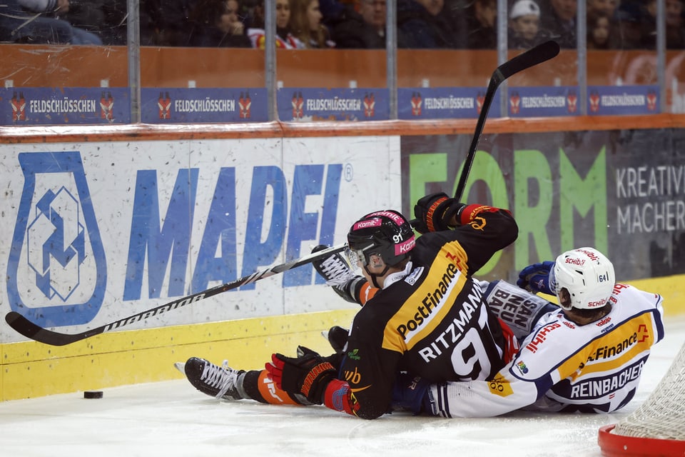 SC Bern: Fabian Ritzmann im Kampf um den Puck.