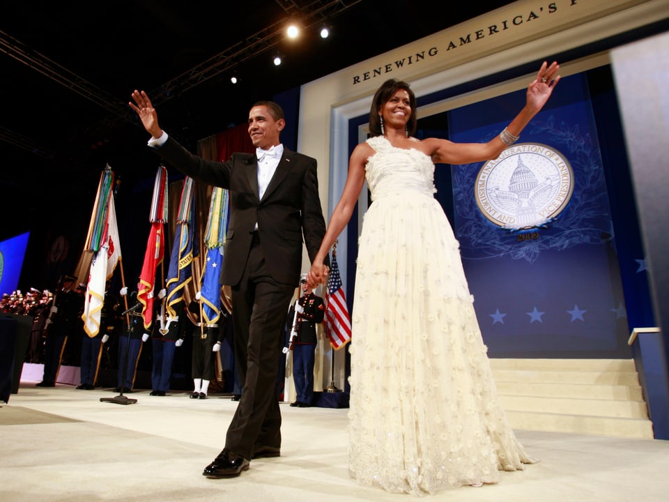 Obama und seine Frau Michelle winken am Inaugurationsball in Washington
