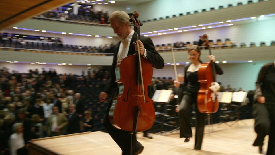 Die Musikerinnen des Chicago Symphony Orchestra verlassen den Konzertsaal im KKL von Luzern.