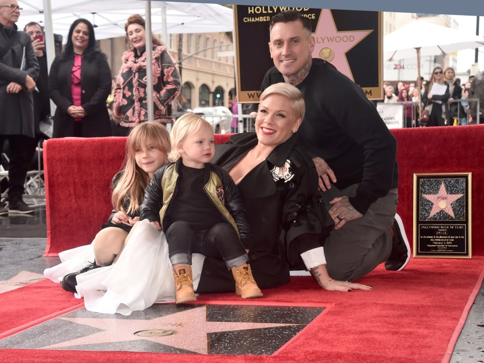 Pink sitz bei ihrem Walk of Fame zusammen mit ihrer Familie