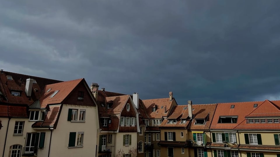 Dunkle Wolken über den Dächern von Bern.