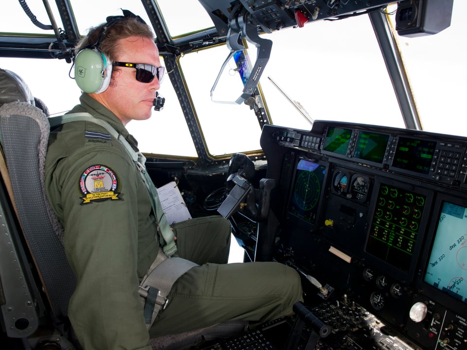 Ein Pilot im Cockpit einer C-130J-Herkules-Maschine