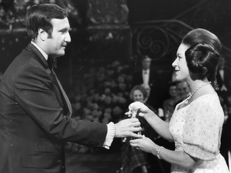 Don Kirschner erhält von Princess Margaret einen Award auf einer Bühne.