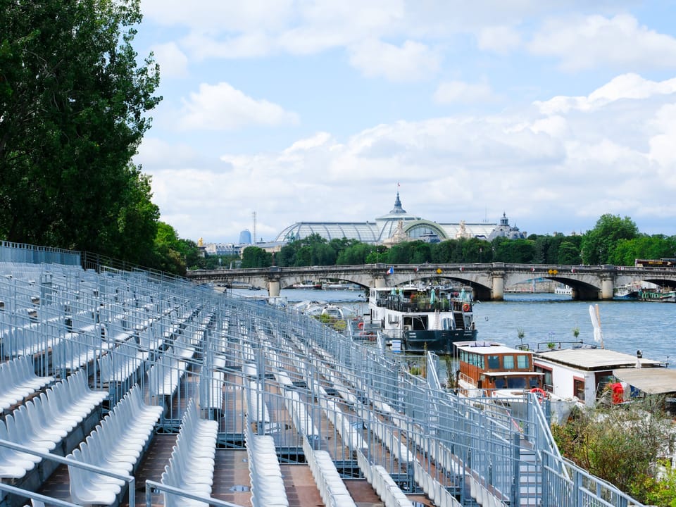 Leeres Stadion mit Blick auf die Seine und eine Brücke in Paris.