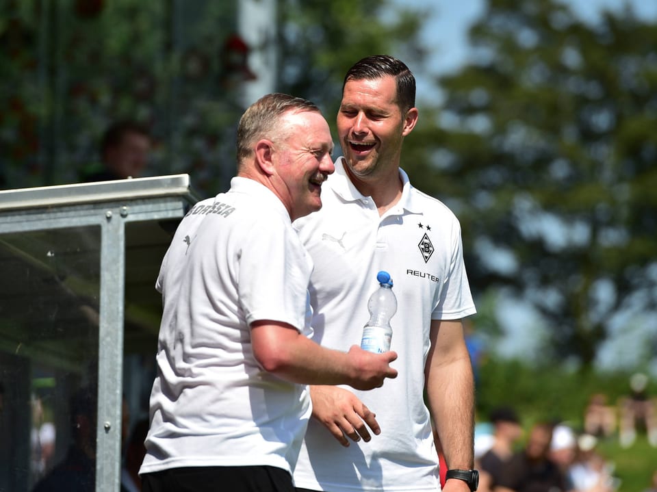 Zibung im Gespräch mit Sportchef Roland Virkus.