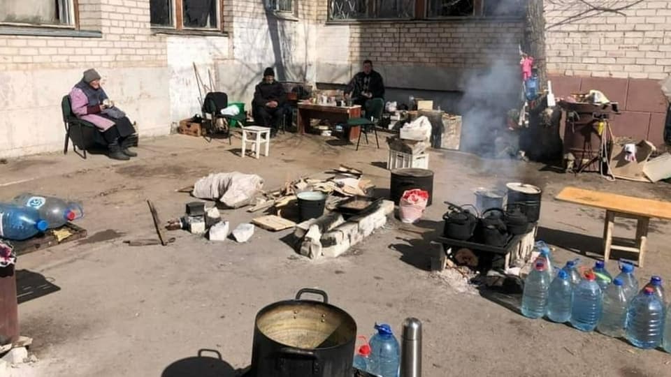 Menschen beim Kochen in der Region Luhansk am 26.3.2022.