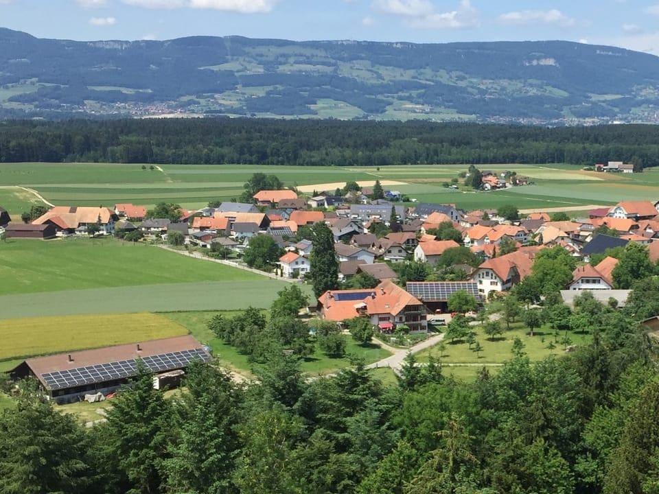 Luftbild von Etziken SO mit vielen Solarpanels auf Dächern