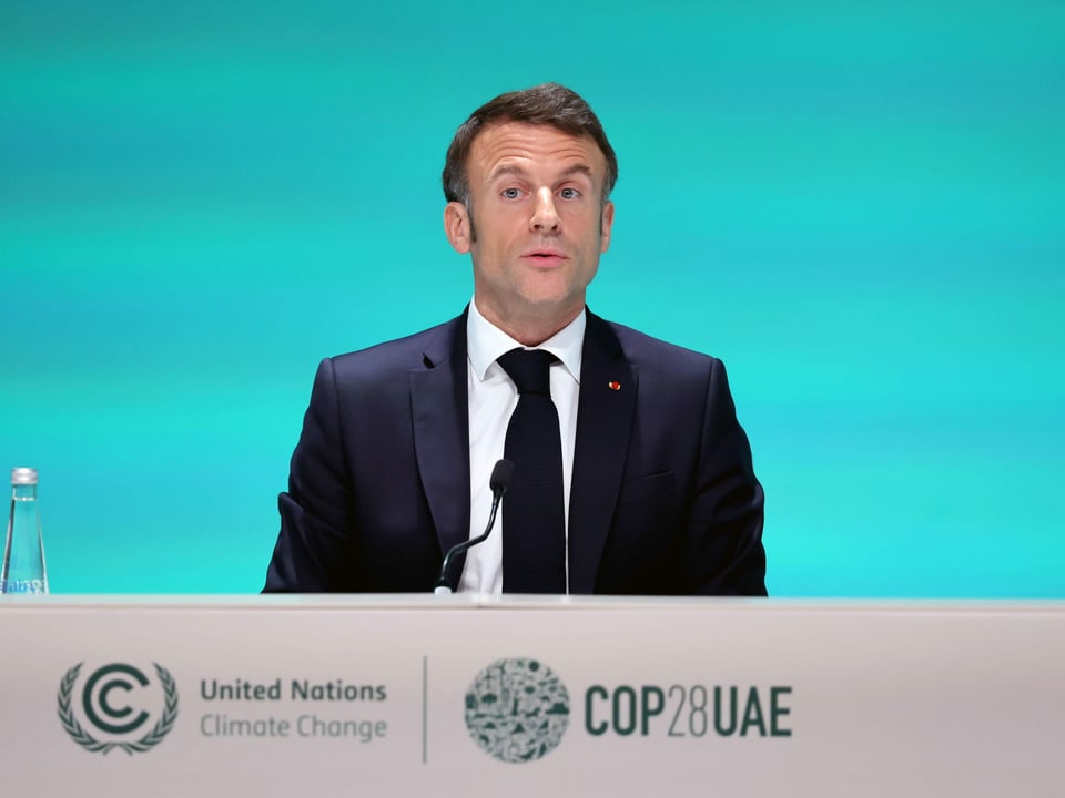 Emmanuel Macron spricht von Rednerpult