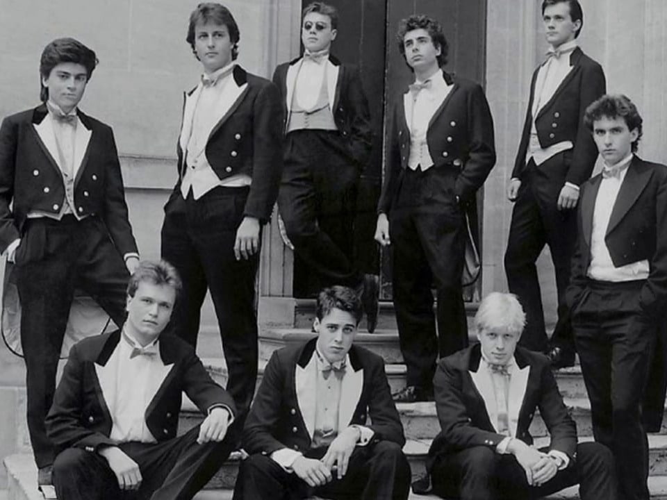 Ein junger Boris Johnson posiert mit anderen Studenten in edlen Fracks.