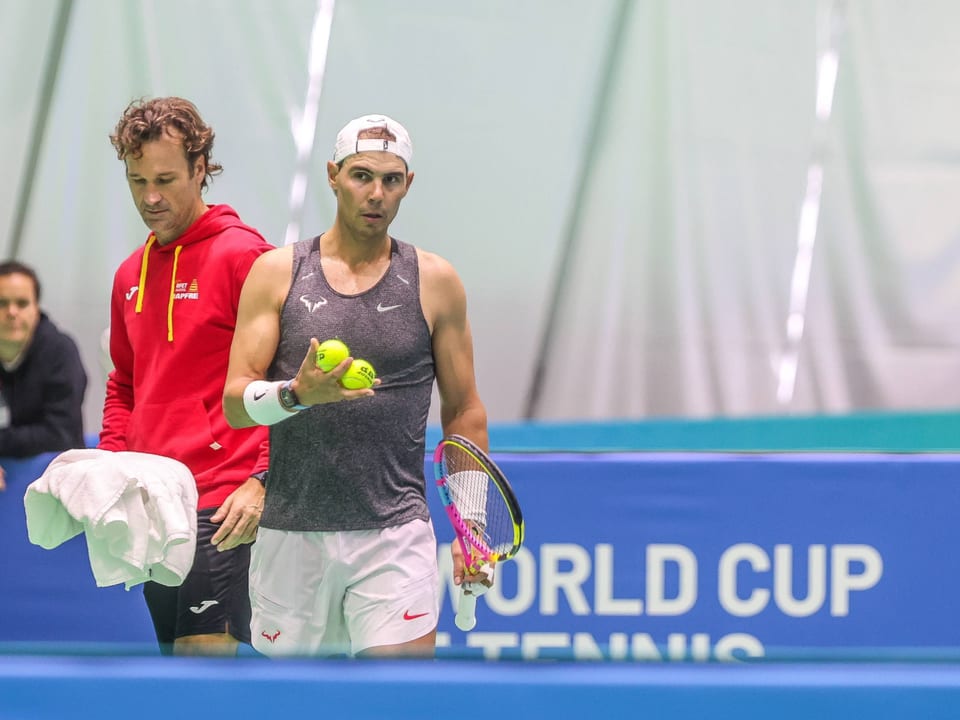 Zwei Tennisspieler bereiten sich auf ein Match vor.