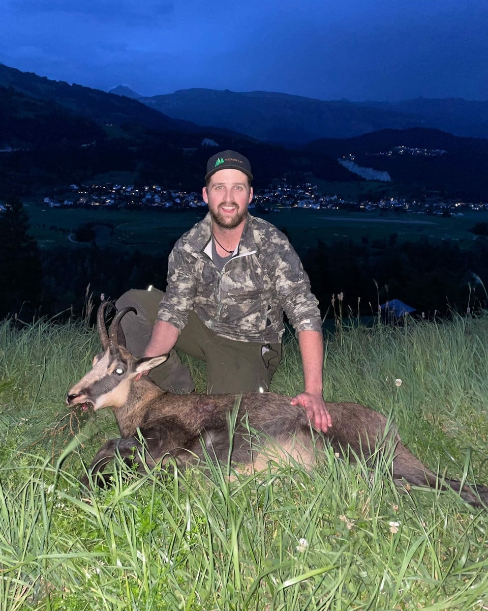 In bel buc chamutsch cun 24,6 cm ha Fadri Bertogg sajettà sin il teritori da Castrisch, 6 onns vegls e 34 kg, in buc da bellezza.