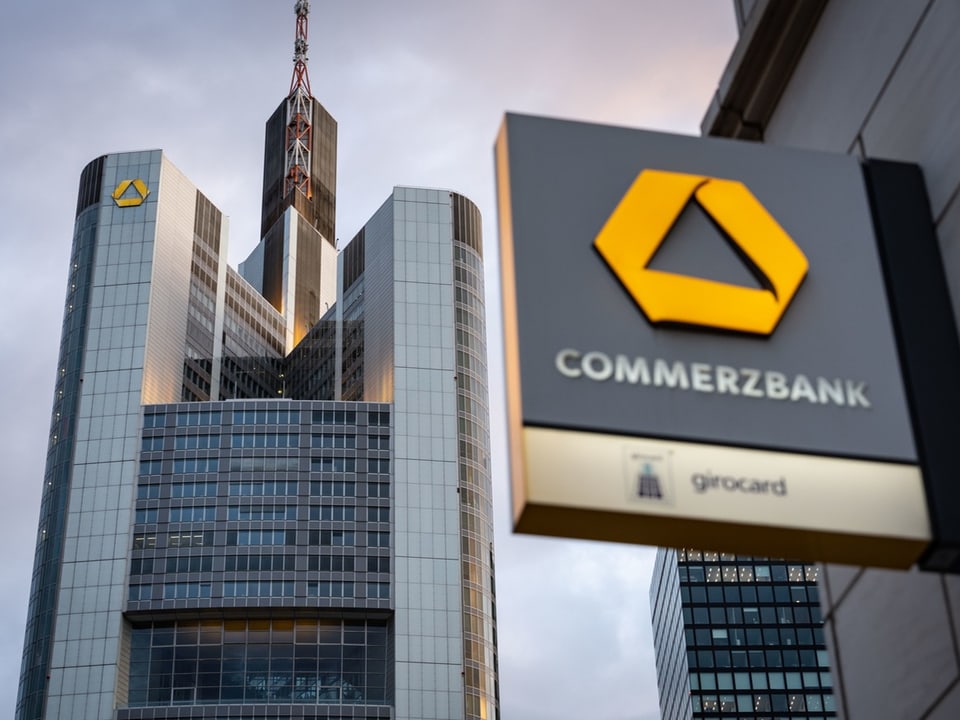 Commerzbank-Gebäude und Logo-Schild bei Sonnenuntergang.