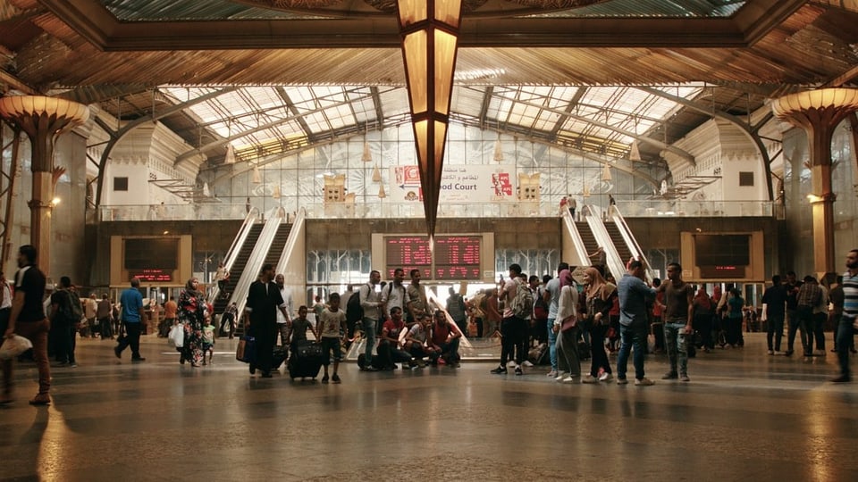 Totale der palastartigen Bahnhofhalle von Kairo.