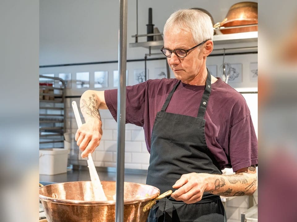 Markus Kunz rührt mit einem Holzlöffel in einem Kupferkessel