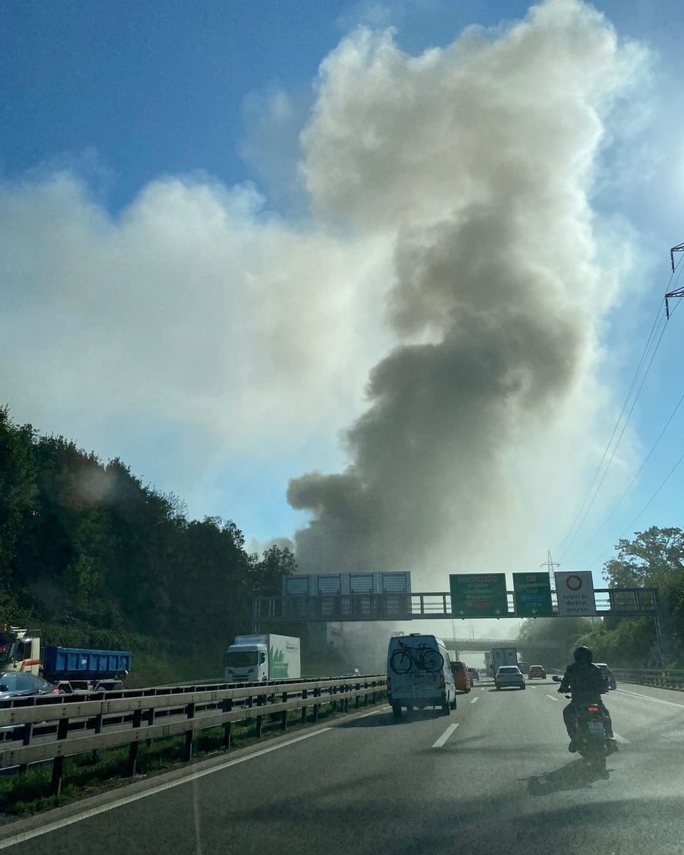 Die Rauchsäule steigt über der Autobahn A1 auf. 