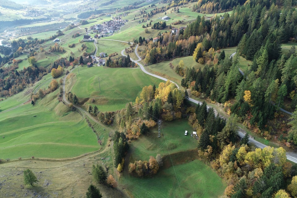 Luftbild des Fundorts Salouf-Vostga, im Hintergrund die Ortschaft Salouf, Oberhalbstein/Surses