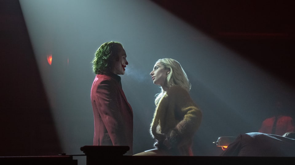 Der Joker (Joaquin Phoenix) spricht mit Harley Quinn (Lady Gaga).