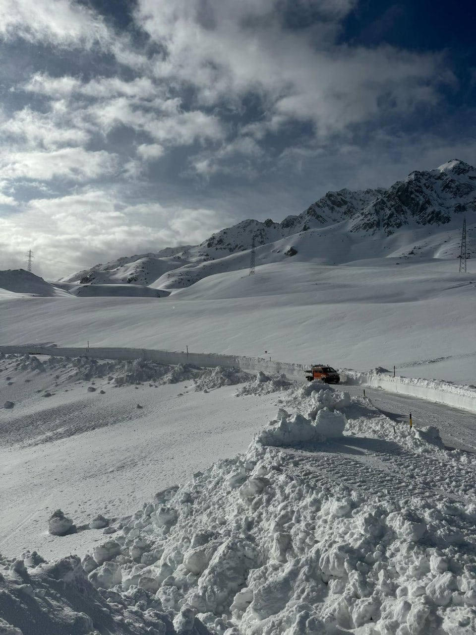 Strassenabschnitt ist fast gänzlich von Schnee befreit