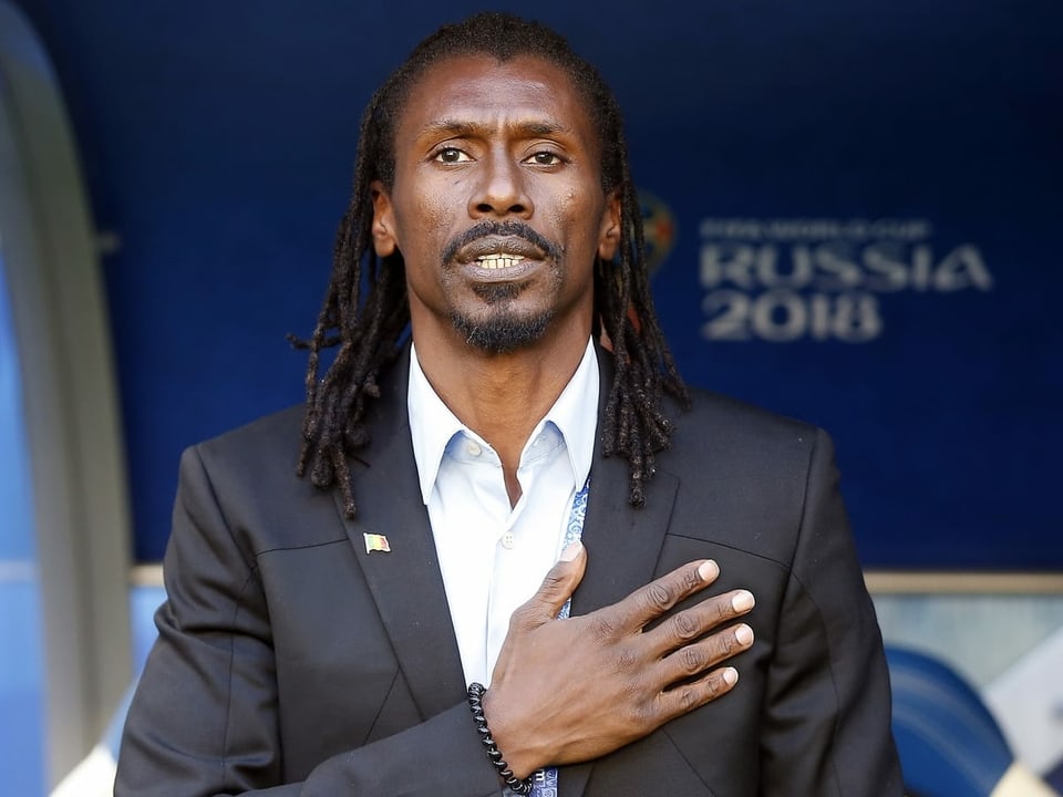 Aliou Cissé greift mit seiner rechten Hand ans Herz.