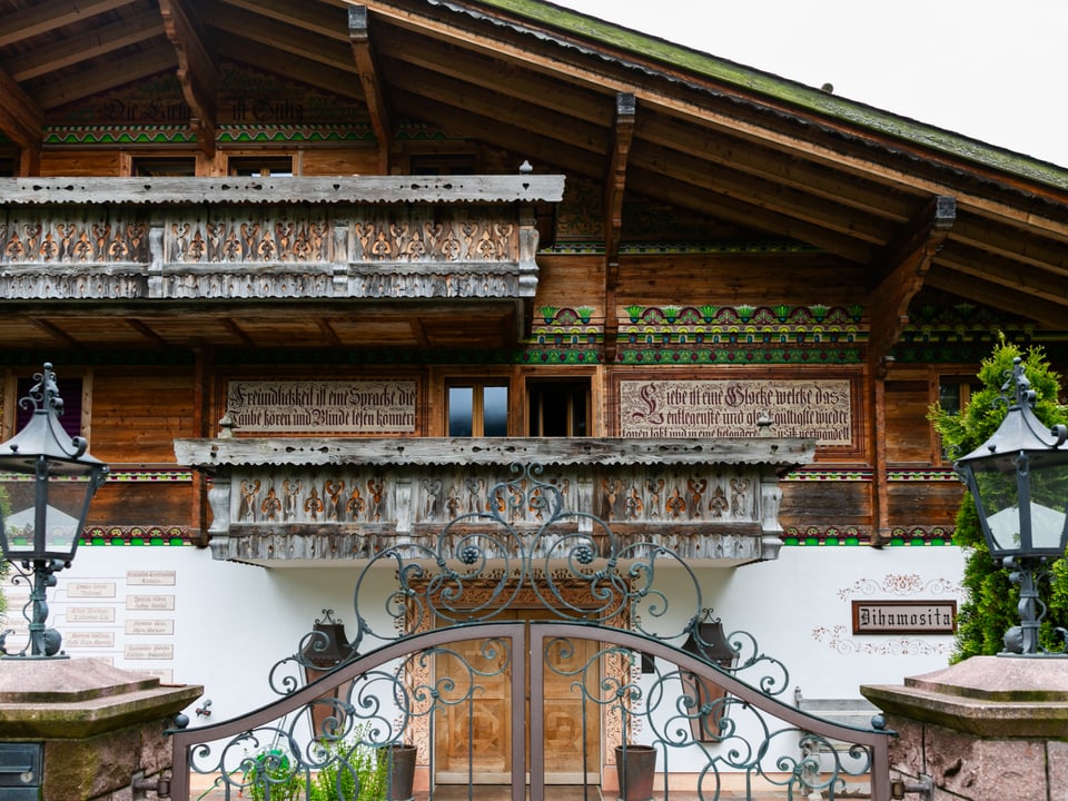 Ein modernes Chalet mit zwei Sprüchen und grünen Malereien.