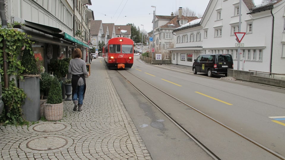 Die Appenzeller Bahn naht auf der Strasse.