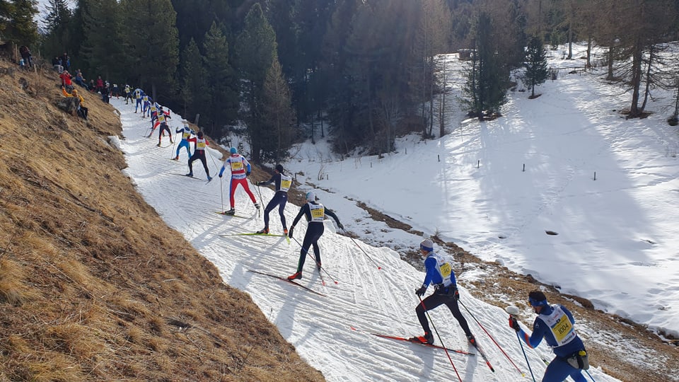 Engstelle am Engadiner Skimaraton. Läufer müssen hügelan.