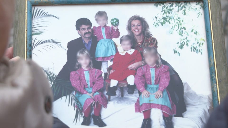 Familienfoto, vorne zwei Töchter in Trachten, links Vater, rechts Mutter, plus zwei kleine Töchter hinten