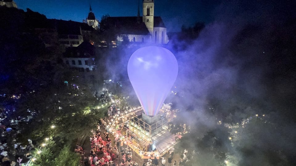 Heissluftballon, mit Lichtern in Szene gesetzt.