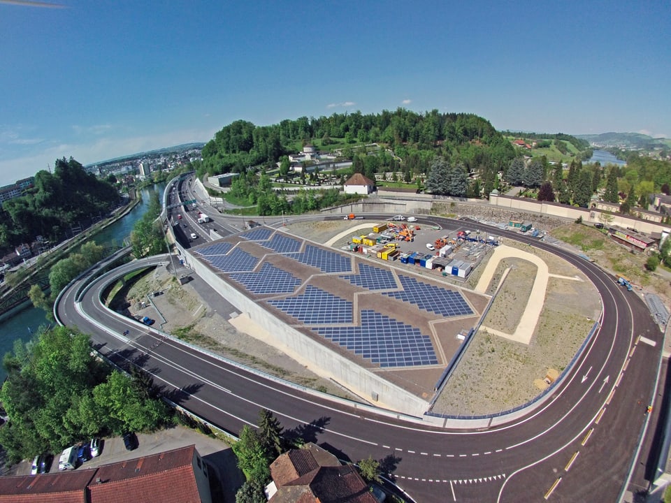 Ein Luftbild einer Solarstrom-Anlage über der Autobahn in Luzern. (ADEV Energiegenossenschaft)