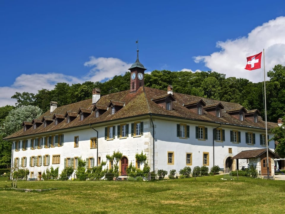 Das Kloster auf der St. Petersinsel mit wehender Schweizer Flagge.