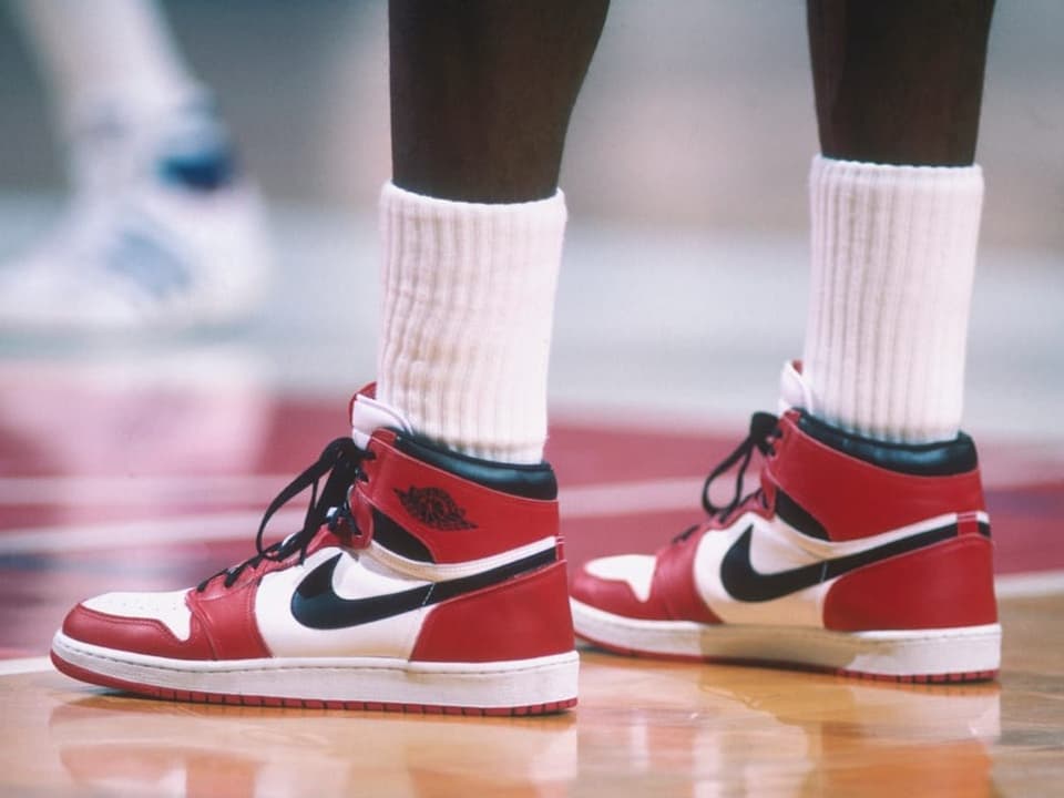 Basketballspieler mit weissen Socken und roten Nike-Sneakern.