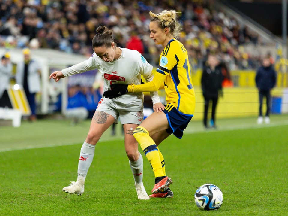 Géraldine Reuteler im Zweikampf mit der Schwedin Nathalie Björn