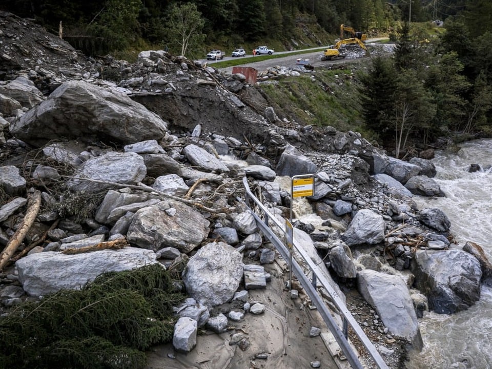 Riesige Steinbrocken auf Kantonsstrasse