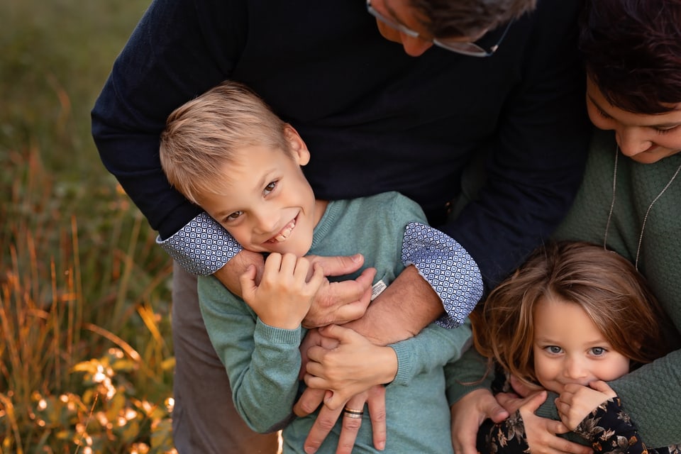 Rätoromanische Kindernamen: Ein blonder Junge mit seiner Familie