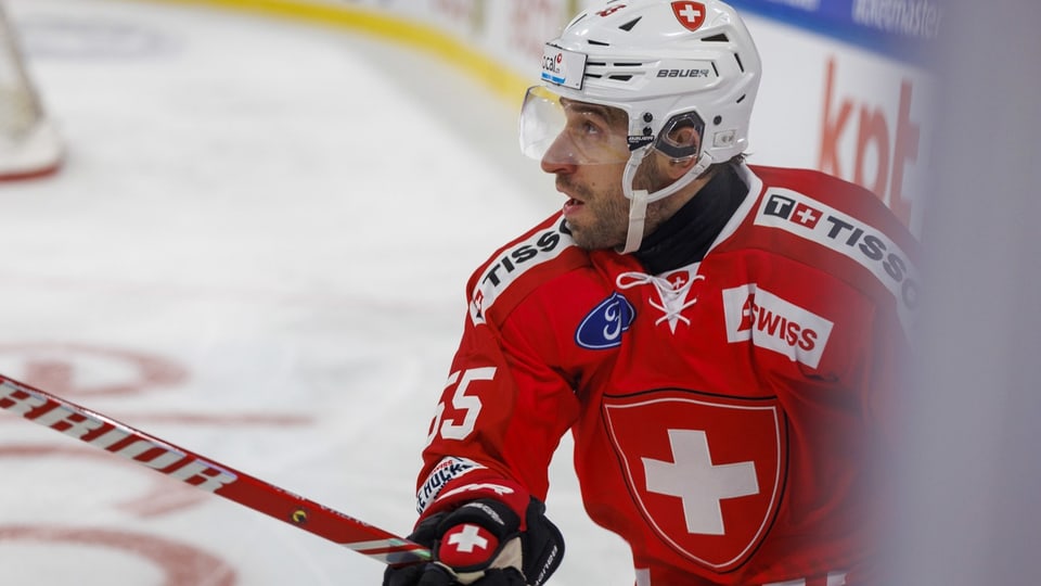 Eishockeyspieler im roten Schweizer Trikot auf dem Eis.