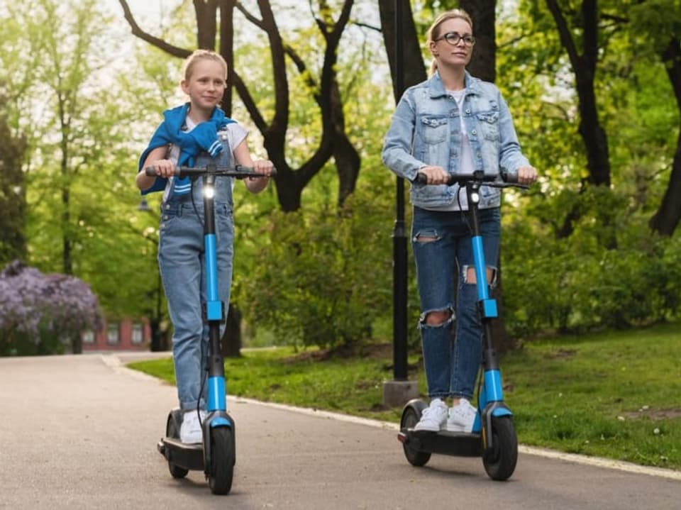 Mutter und Tochter auf E-Scooter